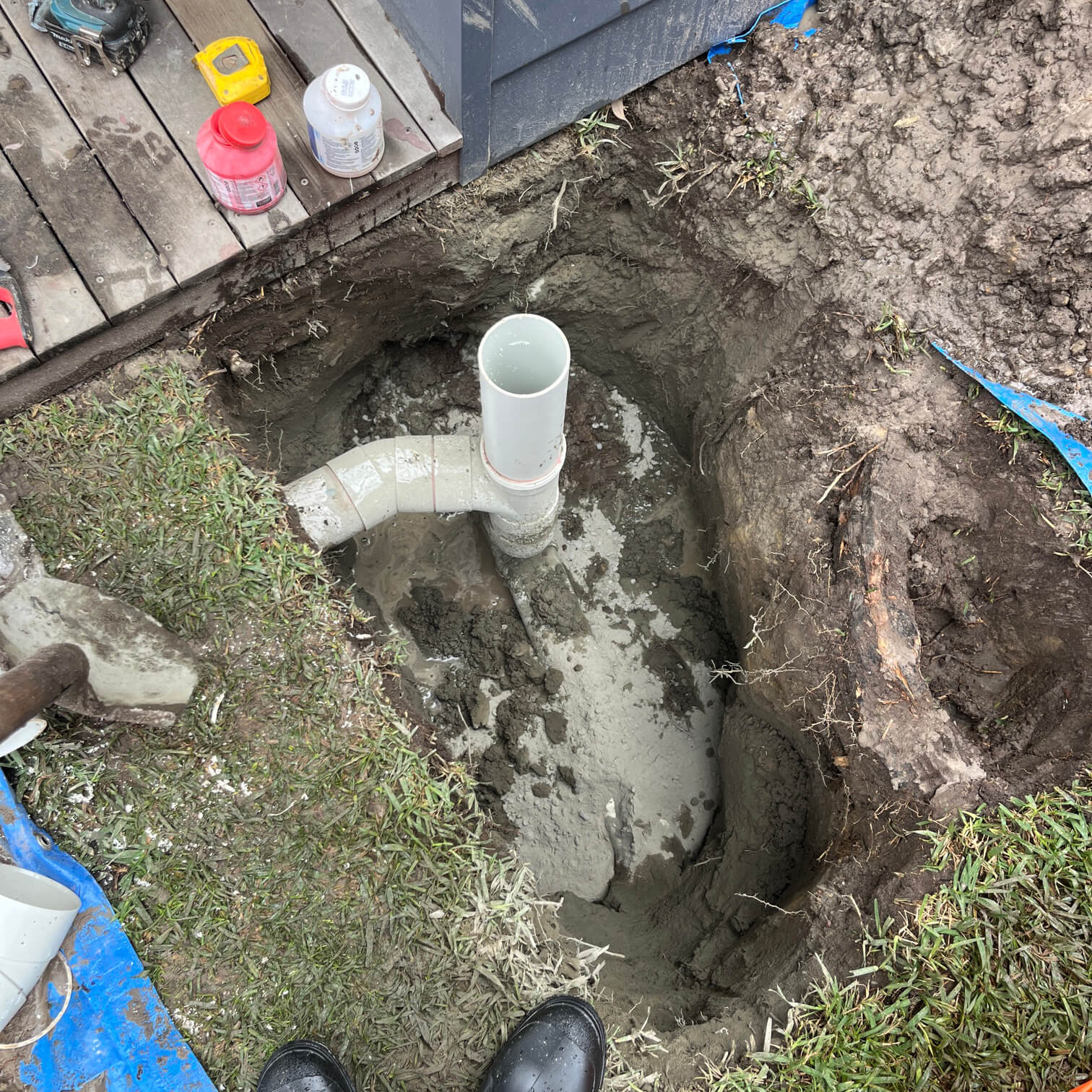 a plumber fixing a blocked pipe in mona vale sydney
